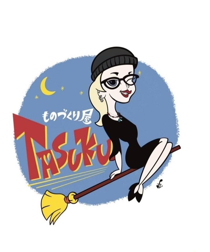 ものづくり屋 TASUKU のロゴ。ほうきに乗った魔女のイラスト